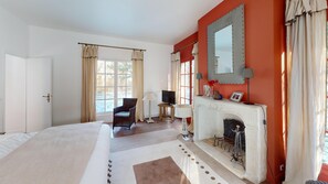 6 bedrooms, internet, bed sheets