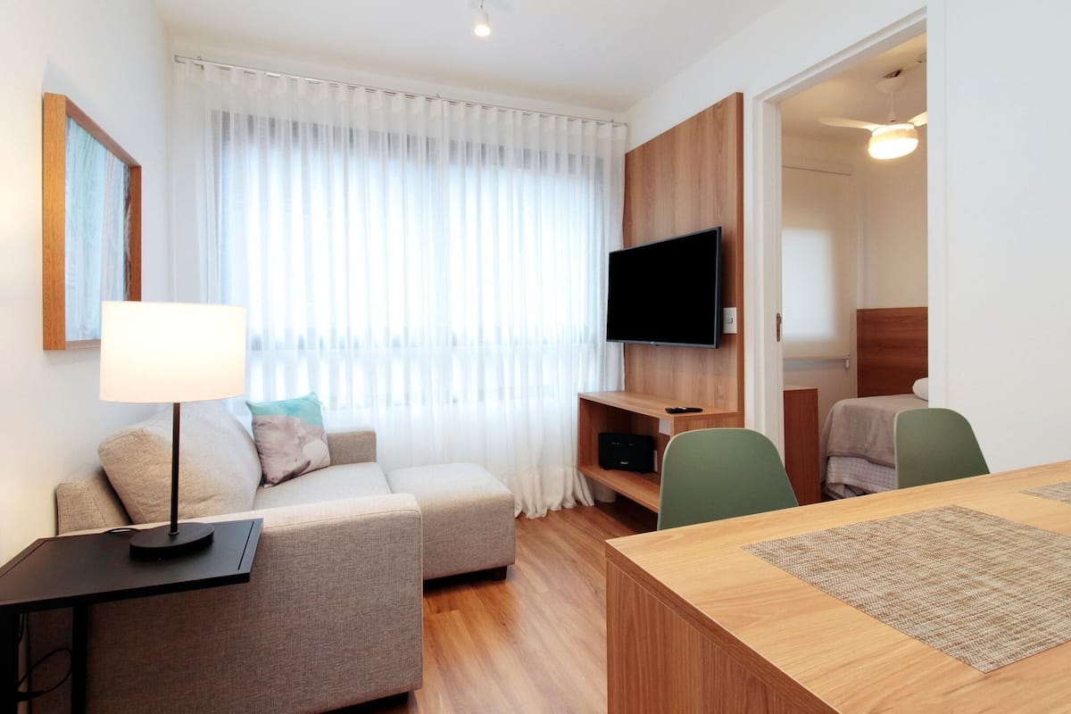 Comfort-Apartment | Wohnbereich | 45-Zoll-Smart-TV mit Digitalempfang, Netflix, Streaming-Dienste