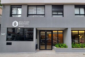 A modern building with a sign reading "Boulevard BIRAPUERA AGAMI" and the number "347". - Boulevard Agami (São Paulo)
