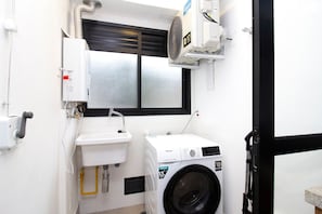 Shower, hair dryer, towels, soap - Boulevard Agami (São Paulo)