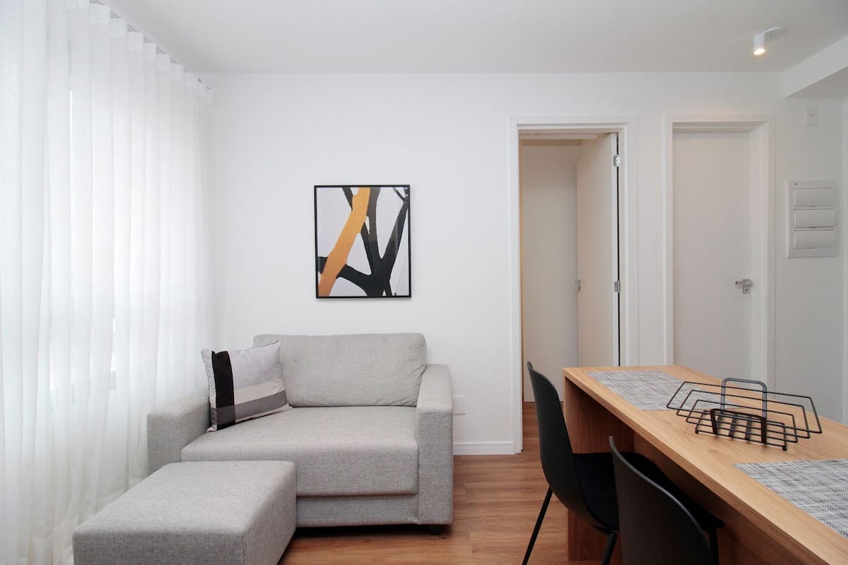 Comfort-Apartment, Klimaanlage | Wohnbereich | 45-Zoll-Smart-TV mit Digitalempfang, Netflix, Streaming-Dienste