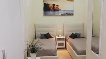 Room, 2 Twin Beds | Soundproofing, free WiFi