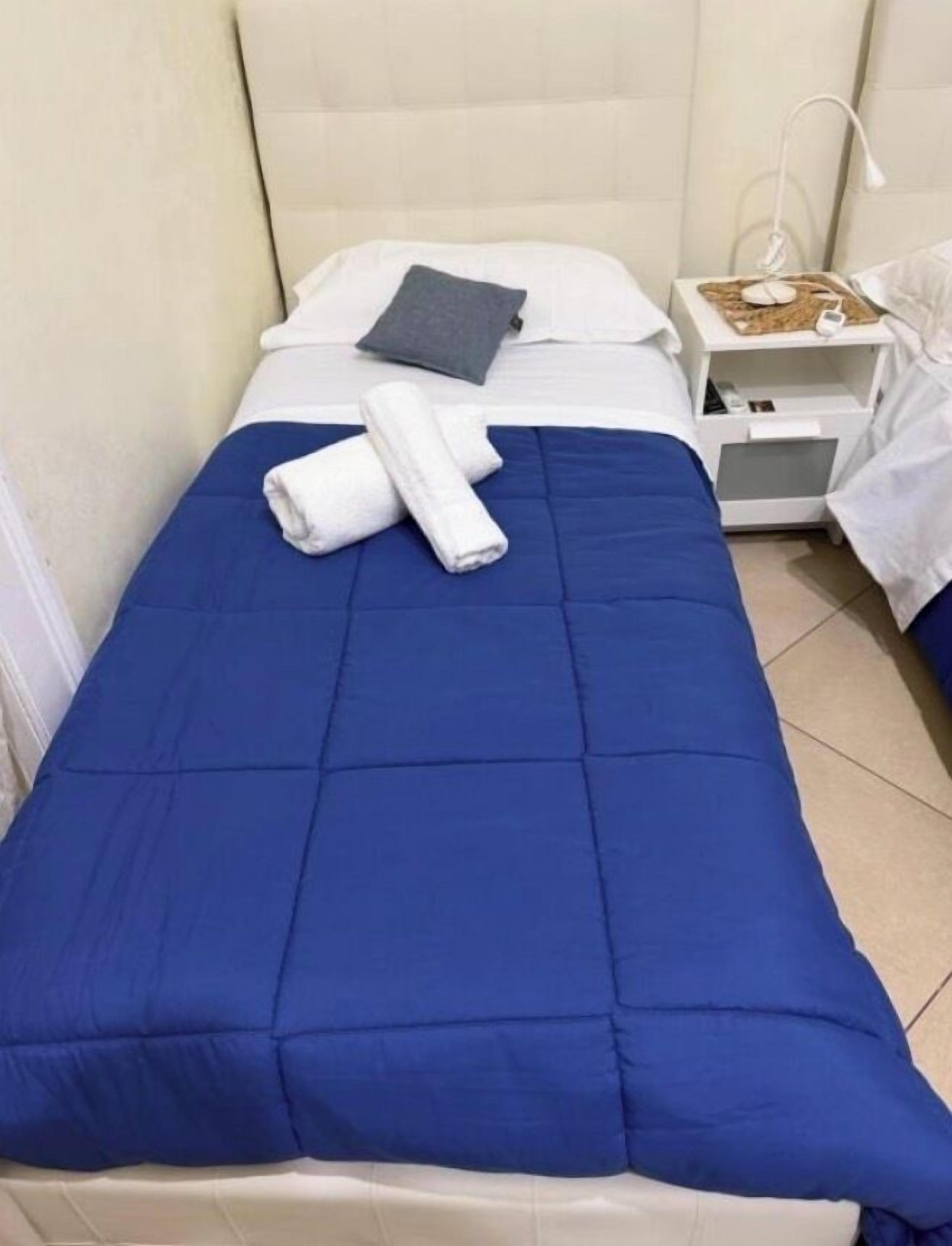 Chambre, 2 lits jumeaux | Système d’insonorisation, accès au Wi-Fi (inclus)