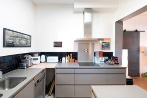 Kühlschrank, Mikrowelle, Ofen, Herdplatte