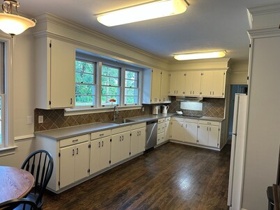 Charming 3-bedroom 4 bathroom house in town, safe, close to everything!