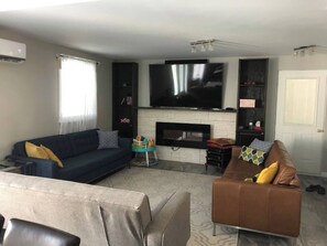 TV connectée, lecteur de DVD, baby-foot, livres