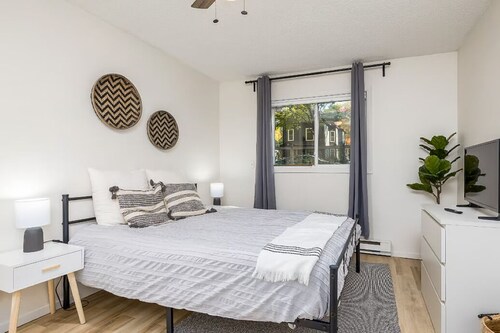 Beautiful 3 Bed/1 Bath Duplex in a quiet neighborhood near downtown Minneapolis