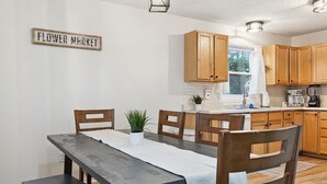 Un comedor con una mesa, sillas y un letrero que dice 'Flower Market'.