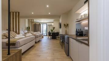 Deluxe Studio, Non Smoking | Iron/ironing board, free WiFi