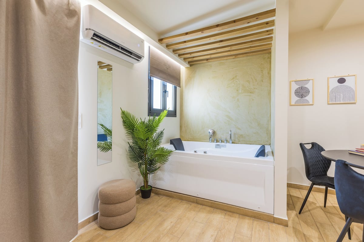 Deluxe Studio, Non Smoking | Living area