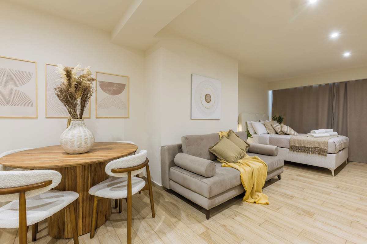Junior Suite, City View | Living area