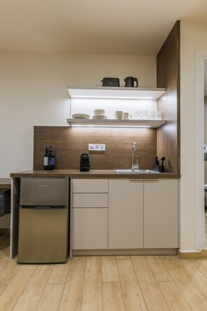 Deluxe Studio, Non Smoking | Private kitchen