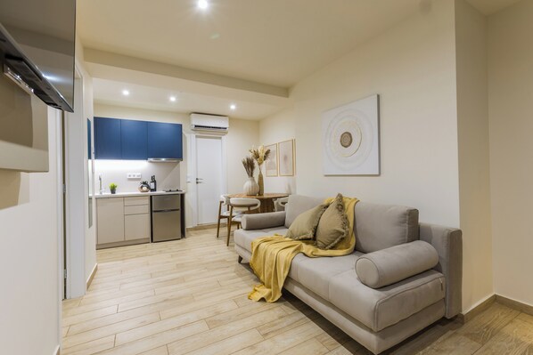 Junior Suite, City View | Living area