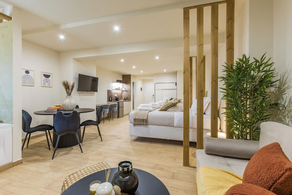 Deluxe Studio, Non Smoking | Iron/ironing board, free WiFi