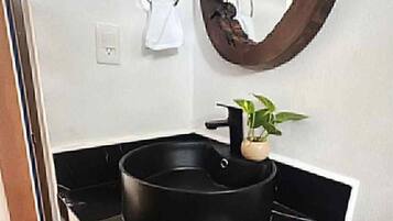 Ducha, toallas, jabón y papel higiénico