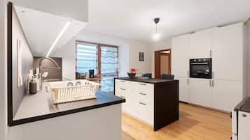 雪櫃、微波爐、焗爐、爐具