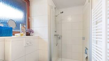 Doccia, set di cortesia gratuito, asciugacapelli, asciugamani