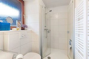 Dusch, gratis toalettartiklar, hårtork och handdukar