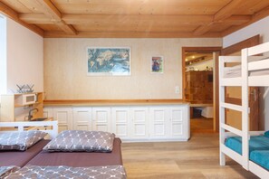 2 bedrooms, iron/ironing board, WiFi, bed sheets - Apartment 'Zur Ankegass' with Private Terrace, Shared Garden, and Wi-Fi (Görwihl)