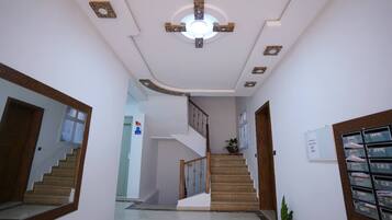 المنشأة من الداخل