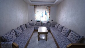 Apartamento, 2 quartos, varanda | Sala de estar