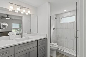 Shower, hair dryer, towels - Newly Renovated Ground-Floor Condo (Sanibel)