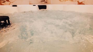 Indoor spa tub
