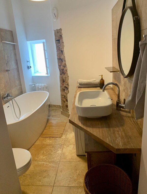 Toallas, jabón, papel de baño 