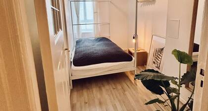 Großzügige 2-Zimmer-Wohnung nahe Kudamm & Schaubühne | Antikes & modern