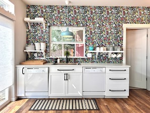 Réfrigérateur, four à micro-ondes, un four, surface de cuisson