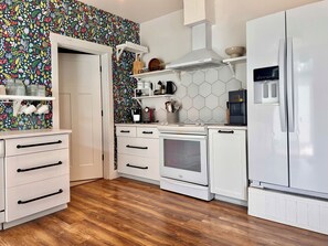 Réfrigérateur, four à micro-ondes, un four, surface de cuisson