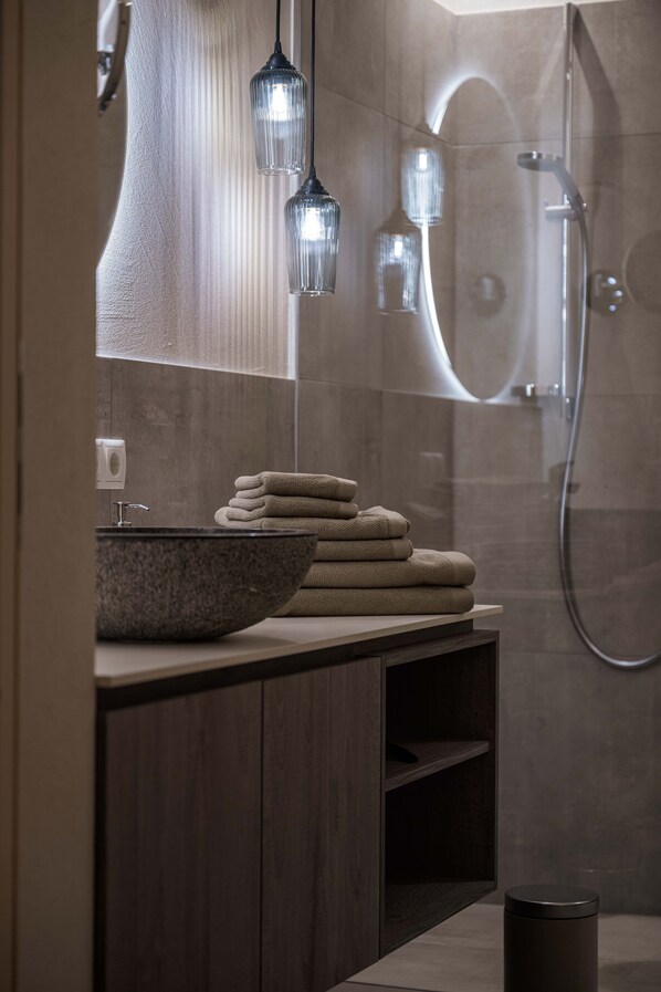 Douche, sĂšche-cheveux, bidet, serviettes fournies