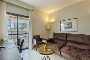 Living area - Apart in a Condo With a Pool in Asa Sul Bhe0405 (Brasília)