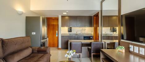 ベーシック アパートメント | リビング エリア | 32 インチのスマートテレビ (デジタル放送視聴可)