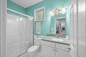 Douche, serviettes fournies, papier de toilette