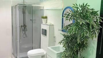 Luxe appartement, balkon, uitzicht op stad | Badkamer | Gratis toiletartikelen, een haardroger, handdoeken, zeep