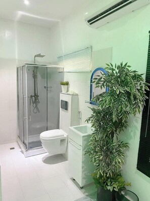 Căn hộ Cao cấp, ban công, quang cảnh thành phố | Phòng tắm | Đồ dùng nhà tắm miễn phí, máy sấy tóc, khăn tắm, xà phòng 