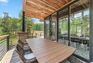 Outdoor dining - Modern Luxury Home Near 4 Ski Resorts (Silverthorne)