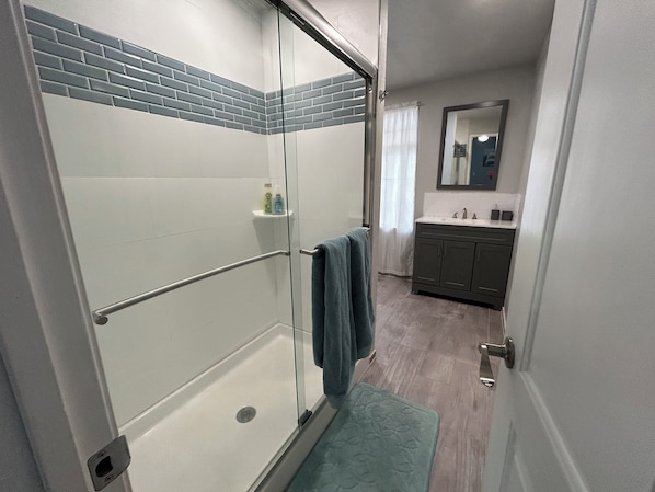 Dusche, Haartrockner, Handtücher, Toilettenpapier