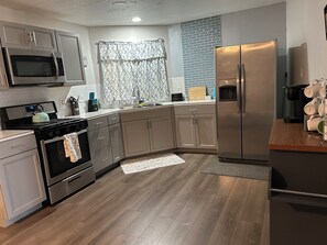 Microwave, oven, stovetop - Terrific 4-bedroom 2,5 bath comfort near Lake Isabella & Kern River (Bodfish)