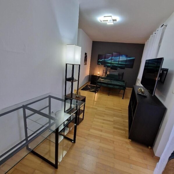 Departamento básico, 2 habitaciones, balcón, vista al jardín | Wifi gratis