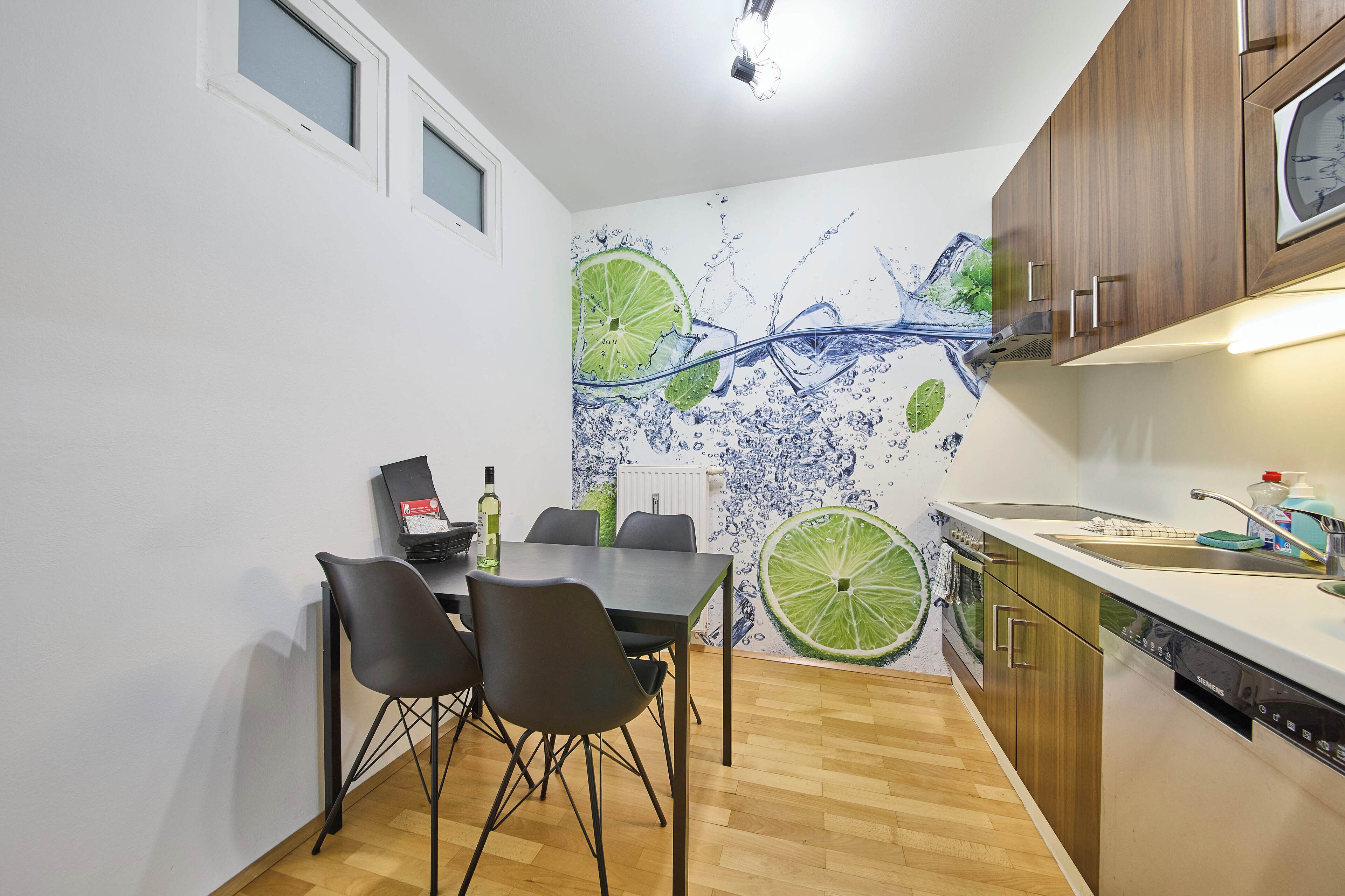 Basic-Apartment, 2 Schlafzimmer, Balkon, Gartenblick | Essbereich im Zimmer