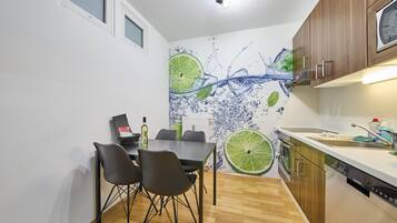 Basic-Apartment, 2 Schlafzimmer, Balkon, Gartenblick | Essbereich im Zimmer