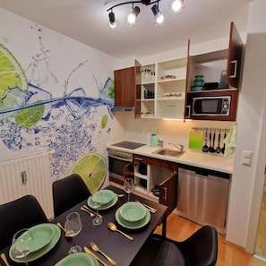 Apartamento básico, 2 quartos, sacada, vista para o jardim | Cozinha privada | Cafeteira/chaleira, chaleira elétrica, torradeira