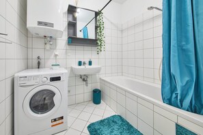 Appartement de base, 2 chambres, balcon, vue sur le jardin | Salle de bain