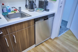 Departamento básico, 2 habitaciones, balcón, vista al jardín | Cocina privada | Cafetera y tetera, tetera eléctrica y tostadora 