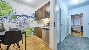 Basic Apartment, 2 Bedrooms, Balcony, Garden View | In-room dining