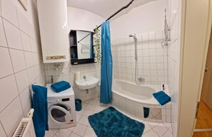 Departamento básico, 2 habitaciones, balcón, vista al jardín | Baño