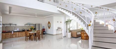 المنشأة من الداخل