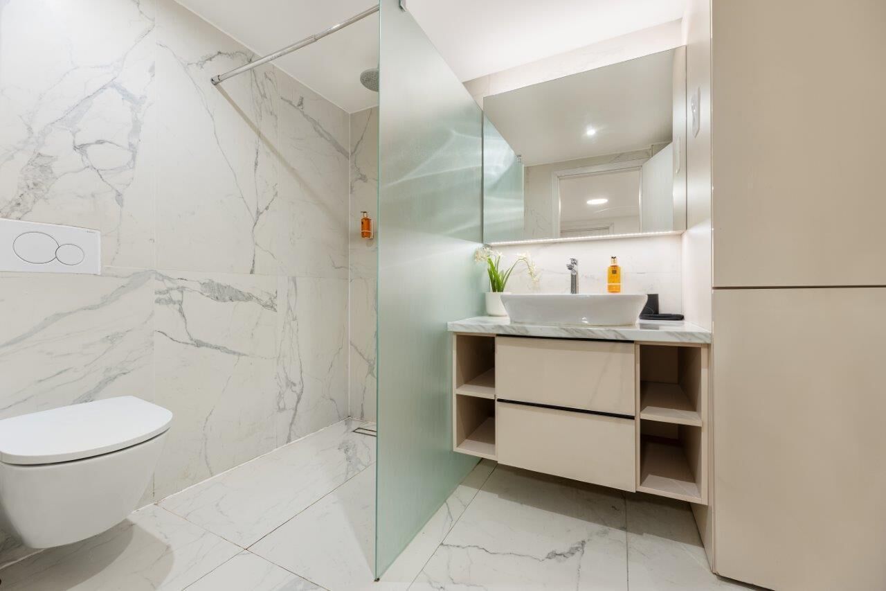 Standard Apartment | Bathroom